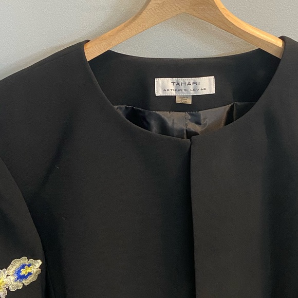 Unique designer plus-size jacket with embroidered sleeves - Picture 4 of 4